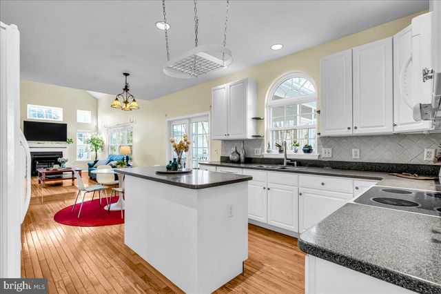 7 STIRLING DR, Newark, DE 19702