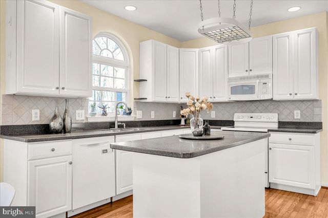 7 STIRLING DR, Newark, DE 19702