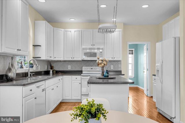 7 STIRLING DR, Newark, DE 19702