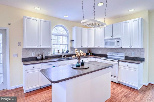 7 STIRLING DR, Newark, DE 19702