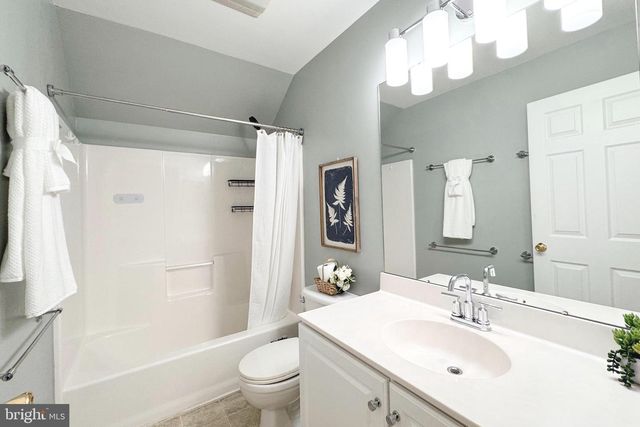 7 STIRLING DR, Newark, DE 19702