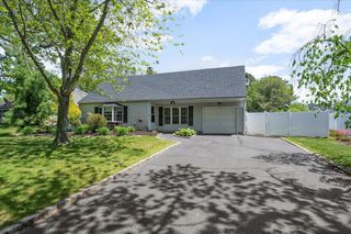 8 Meyer Lane, Medford, NY 11763