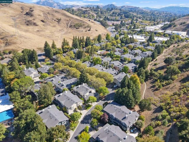 30 Hansen Ct, Moraga, CA 94556