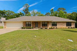 605 Briarwood Dr, Gladewater, TX 75647
