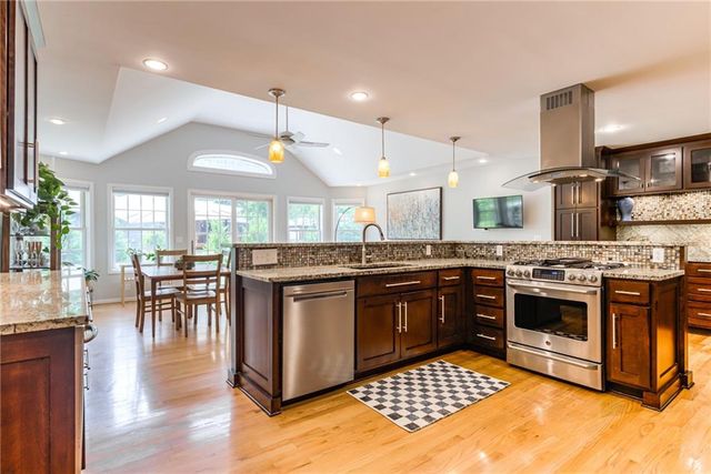3901 W 57th Terrace, Fairway, KS 66205