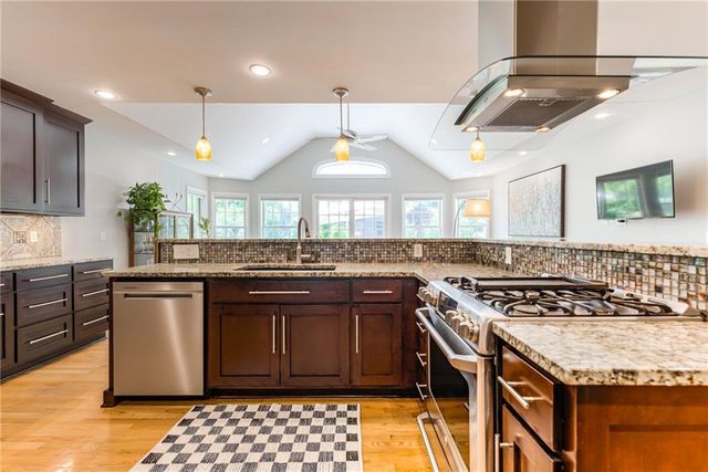 3901 W 57th Terrace, Fairway, KS 66205
