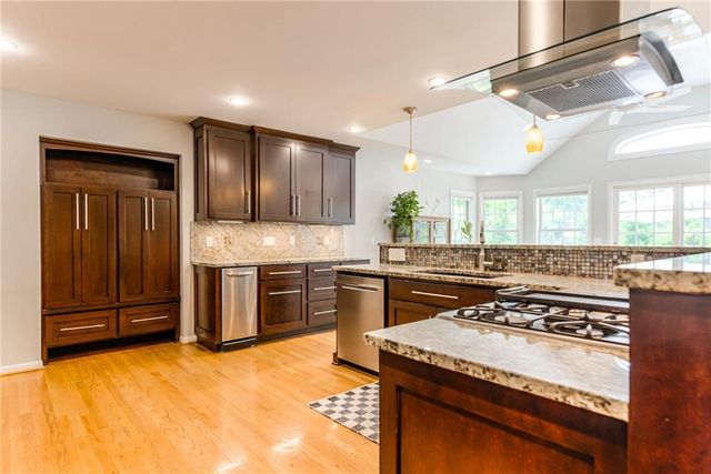 3901 W 57th Terrace, Fairway, KS 66205