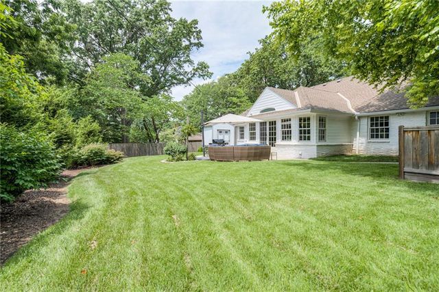 3901 W 57th Terrace, Fairway, KS 66205