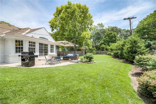 3901 W 57th Terrace, Fairway, KS 66205