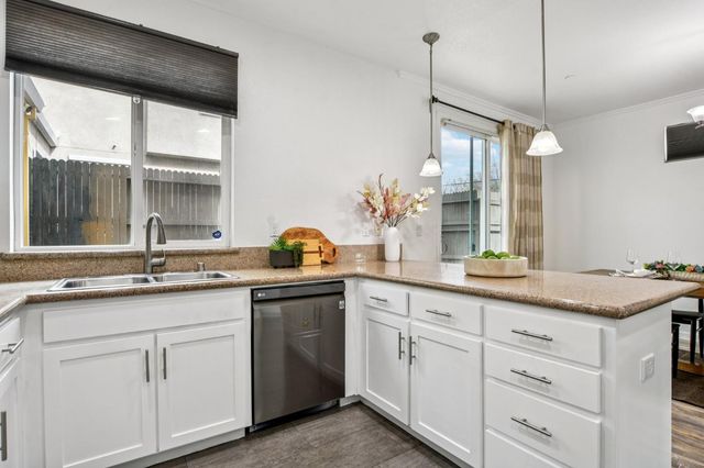 939 Dixieanne Ave, Sacramento, CA 95815