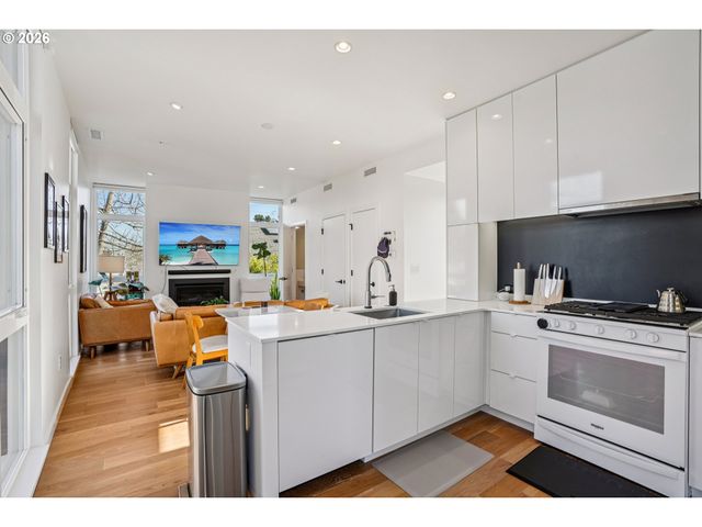 150 N BUFFALO St, Portland, OR 97217