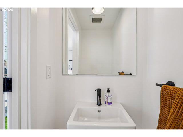 150 N BUFFALO St, Portland, OR 97217