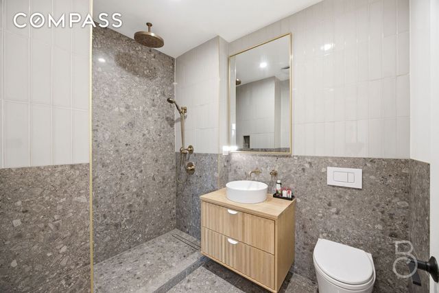 2048 Steinway St, New York City, NY 11105