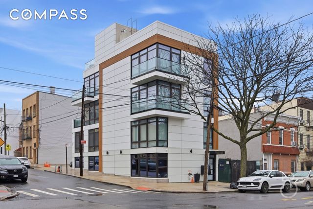 2048 Steinway St, New York City, NY 11105