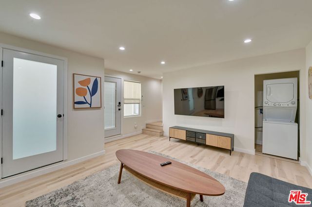 9042 Phyllis Avenue B, West Hollywood, CA 90069