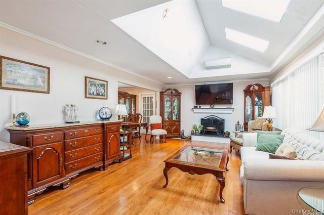 77 Duck Pond Road, Glen Cove, NY 11542
