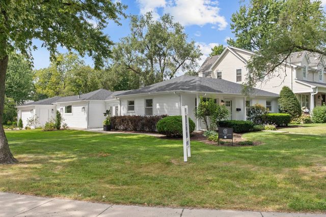 132 Mohawk Drive, Clarendon Hills, IL 60514