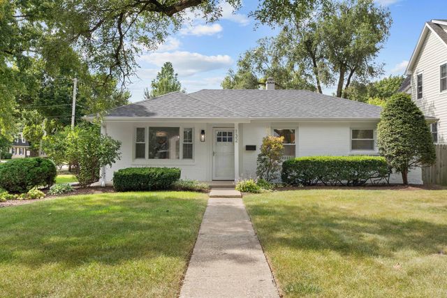 132 Mohawk Drive, Clarendon Hills, IL 60514