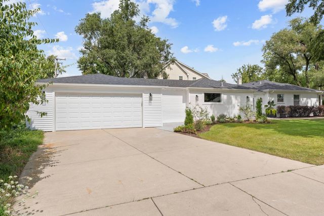 132 Mohawk Drive, Clarendon Hills, IL 60514