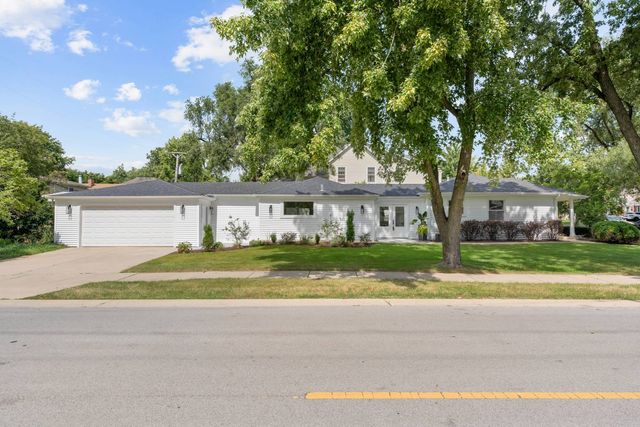 132 Mohawk Drive, Clarendon Hills, IL 60514
