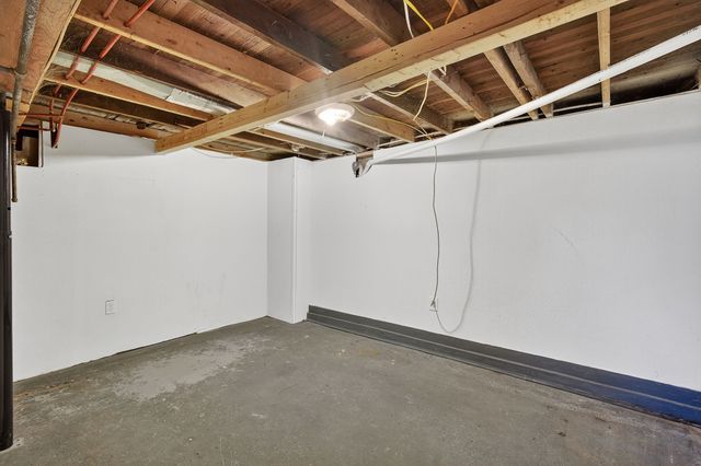 805 N Roche Street, Knoxville, IA 50138