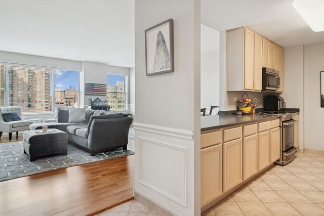 77 S Evergreen Avenue 606, Arlington Heights, IL 60005