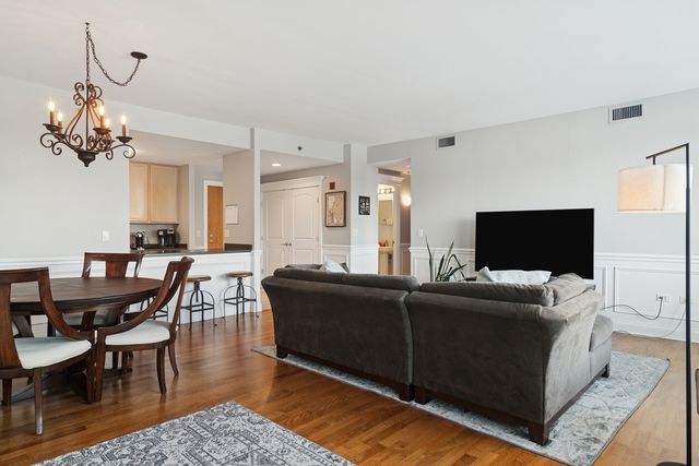 77 S Evergreen Avenue 606, Arlington Heights, IL 60005