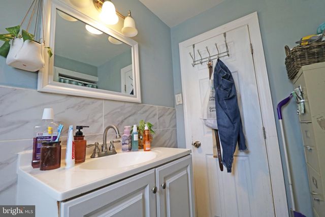 111 OAKLEY RD, Upper Darby, PA 19082