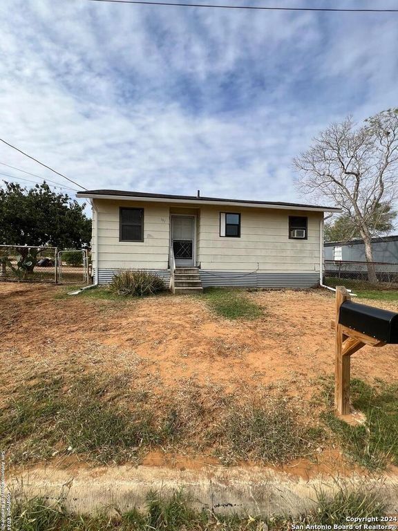 302 sheep hill, Dilley, TX 78017