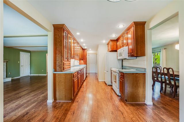 1135 Clintshire Drive, Centerville, OH 45459