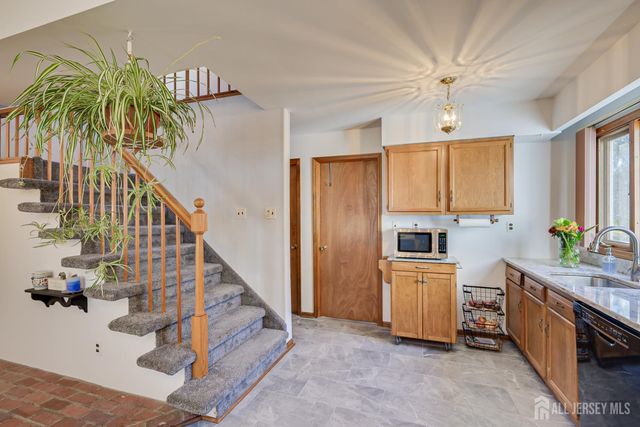 16 Skytop Road, Lebanon Twp, NJ 07853