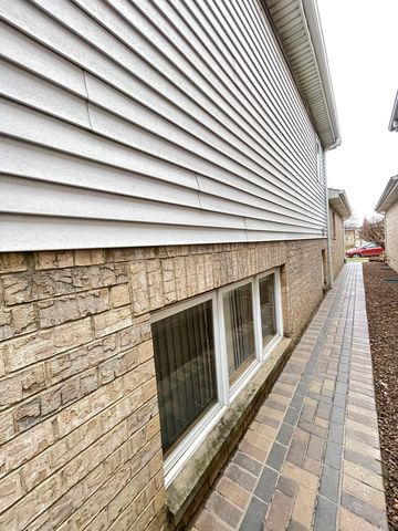 7051 W 64th Place, Chicago, IL 60638