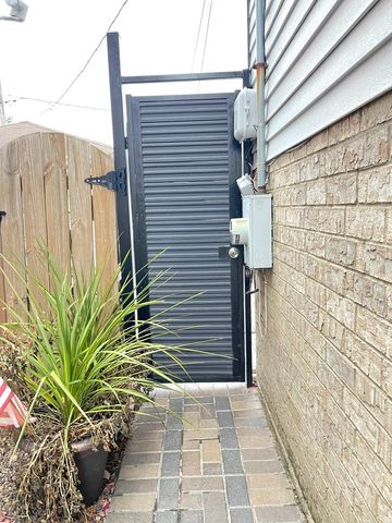 7051 W 64th Place, Chicago, IL 60638