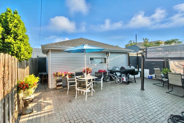 7051 W 64th Place, Chicago, IL 60638