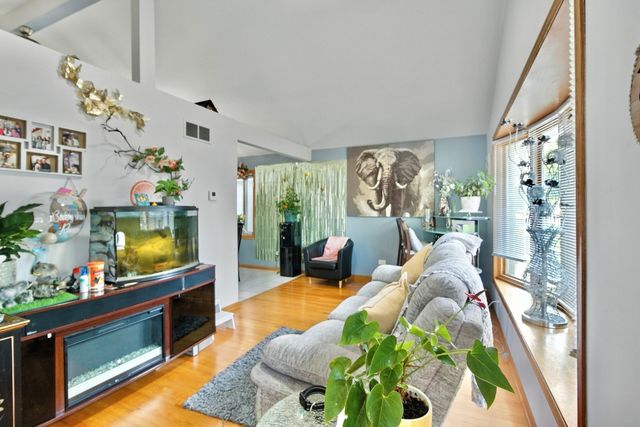 7051 W 64th Place, Chicago, IL 60638