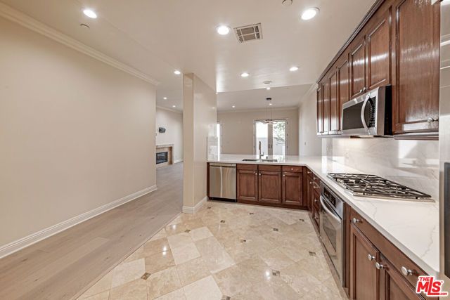 143 N Arnaz Drive 106, Beverly Hills, CA 90211