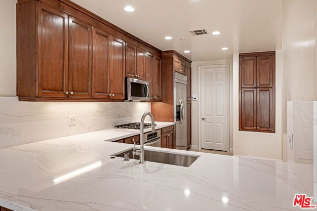 143 N Arnaz Drive 106, Beverly Hills, CA 90211