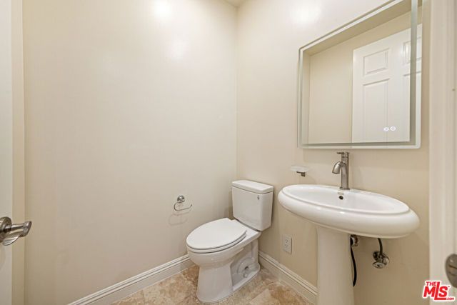 143 N Arnaz Drive 106, Beverly Hills, CA 90211