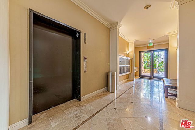 143 N Arnaz Drive 106, Beverly Hills, CA 90211