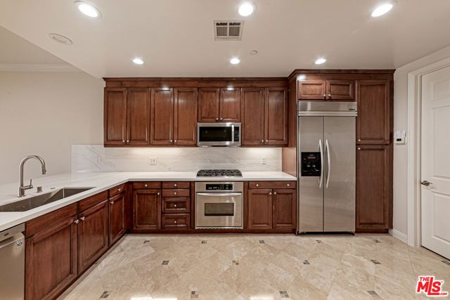 143 N Arnaz Drive 106, Beverly Hills, CA 90211