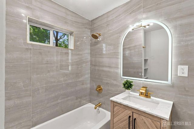 19 N Adelaide Avenue N, Highland Park, NJ 08904