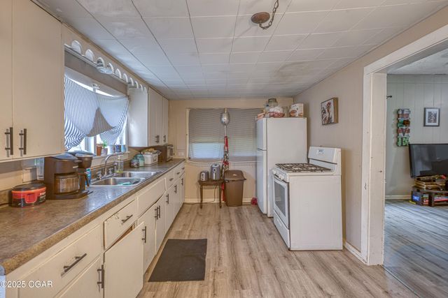 715 N Oak Street, Webb City, MO 64870