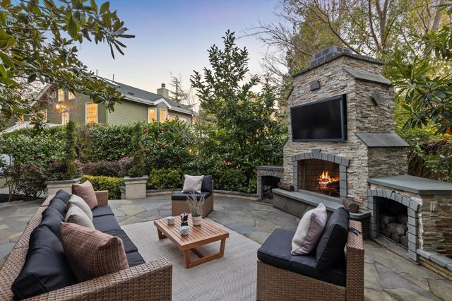 165 Cross Rd, Oakland, CA 94618