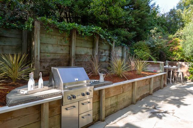 165 Cross Rd, Oakland, CA 94618