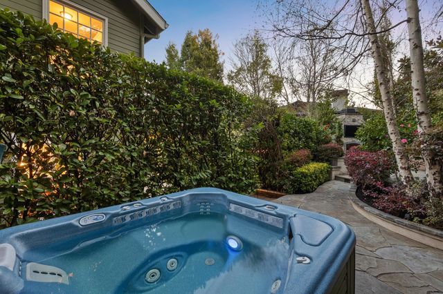 165 Cross Rd, Oakland, CA 94618