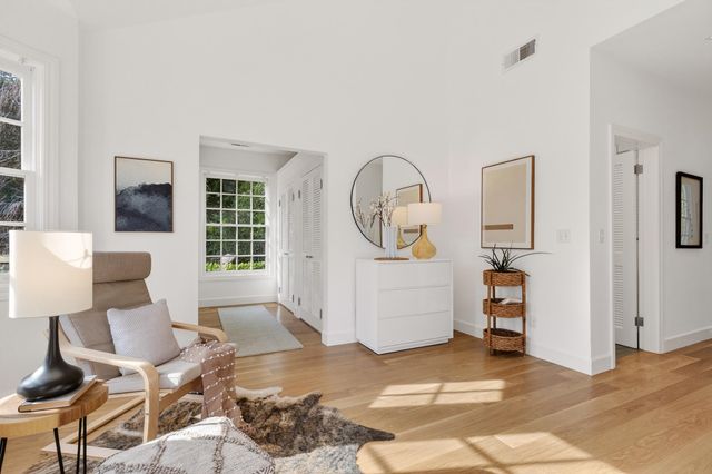 165 Cross Rd, Oakland, CA 94618