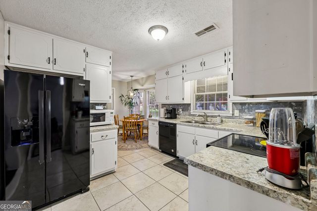 3256 Village Glen Trail, Snellville, GA 30039