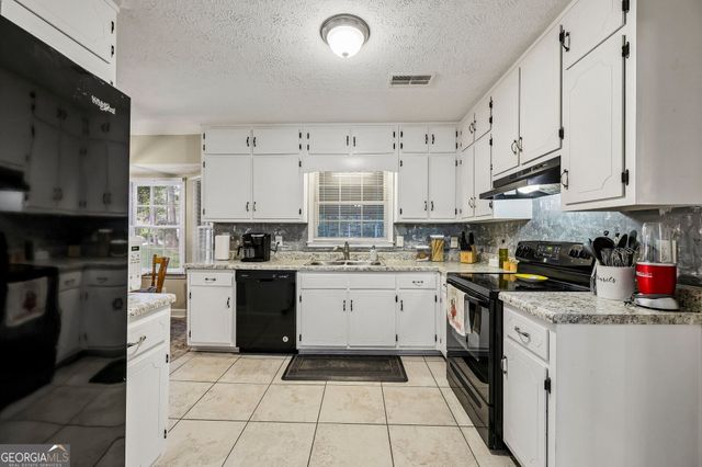 3256 Village Glen Trail, Snellville, GA 30039