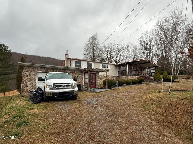 8409 Fleming Valley Lane, Pound, VA 24279