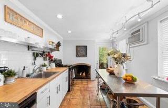 229 RACE ST, Philadelphia, PA 19106